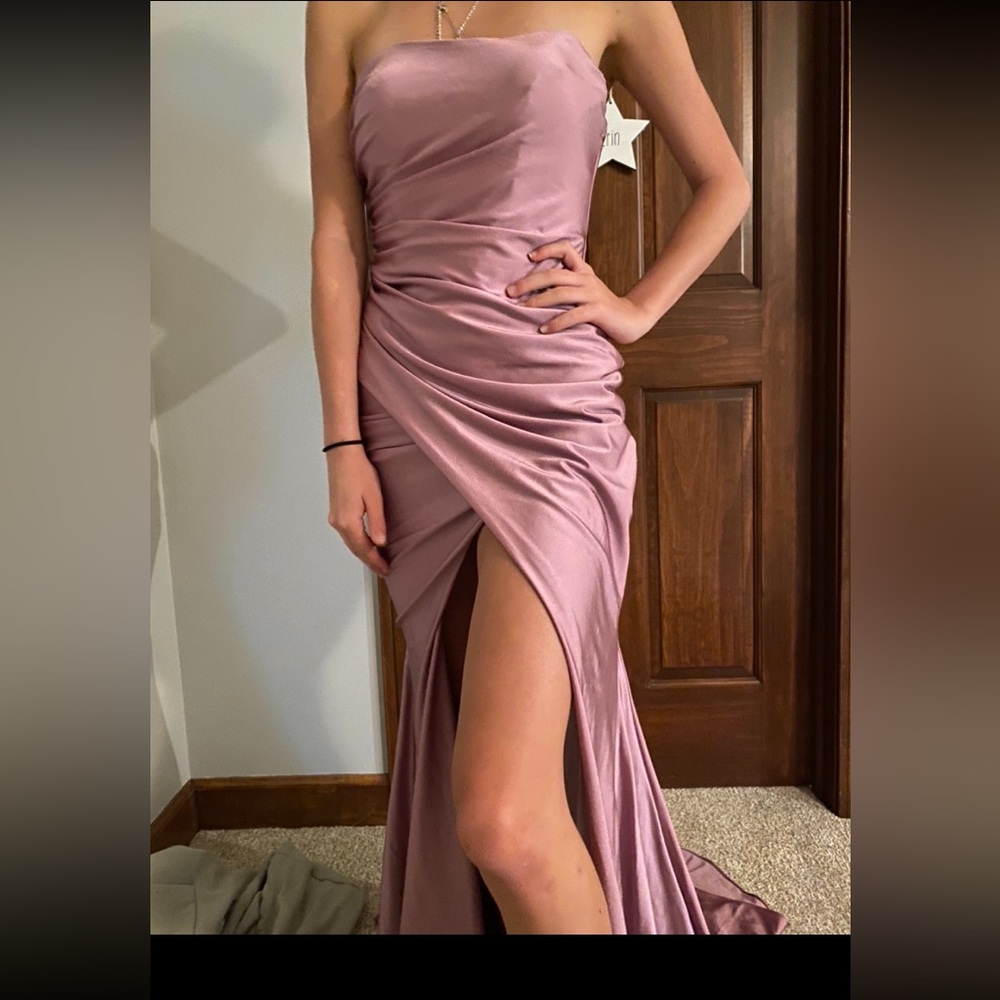 Faviana Glamour from Bri Lan Botique size 2 light purple dress with trail